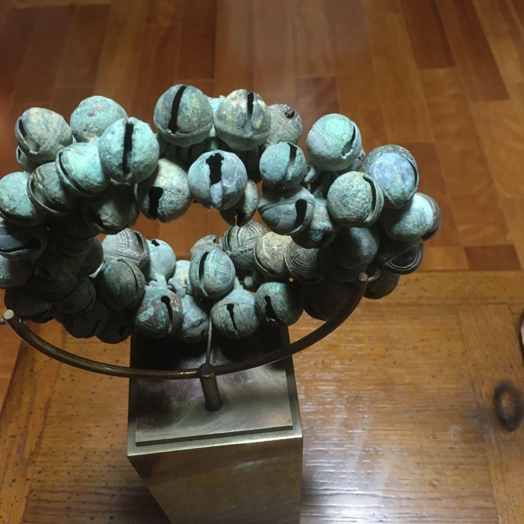 幸運を呼ぶ　チベットの寺院　銅の鈴と特注品の飾り台