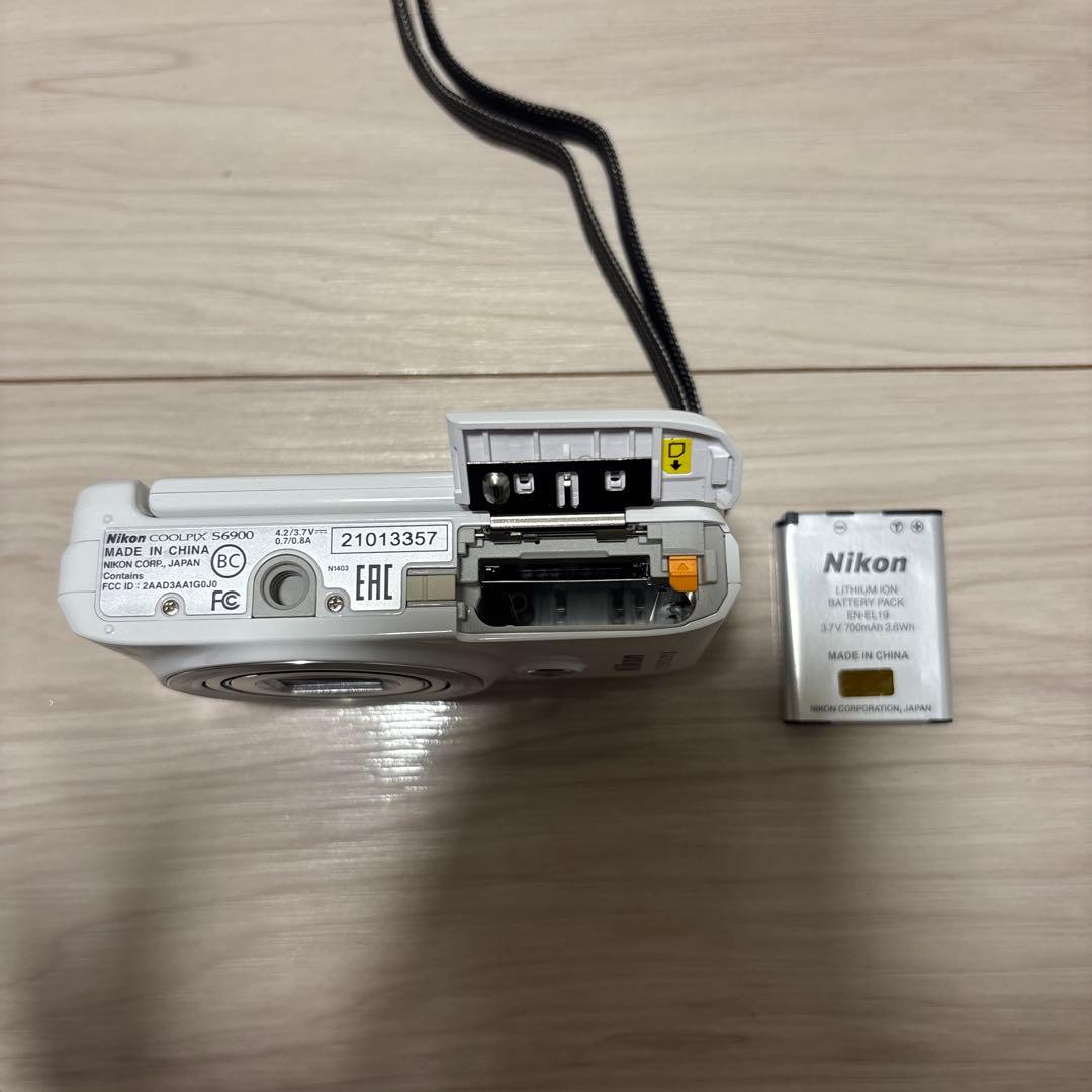 Nikon coolpix S6900 ホワイト　自撮り　画面タッチ