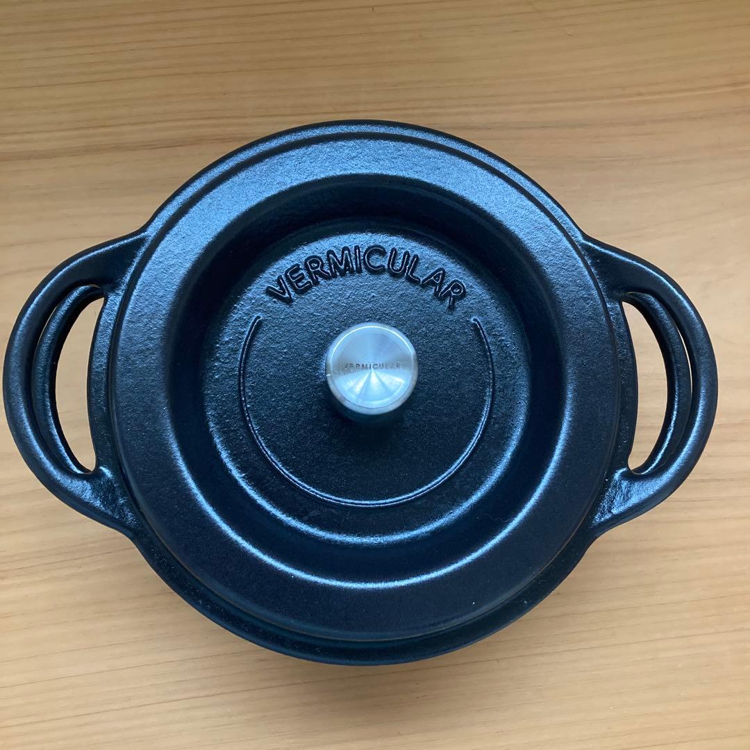 VERMICULAR バーミキュラ 18cm ブラック　無水調理鍋 レシピ本付き