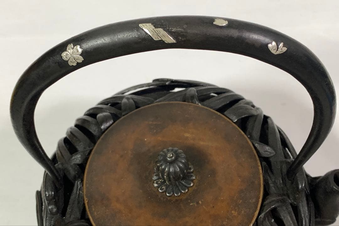 金龍堂造 高肉彫菊花文 鉄瓶 銀象嵌持手 蓋つまみ純銀 在銘