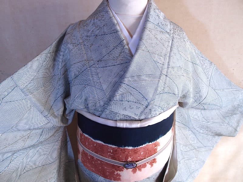 三越誂　織りに染め小紋（波筋文）裄65　薄手で軽　正絹美品