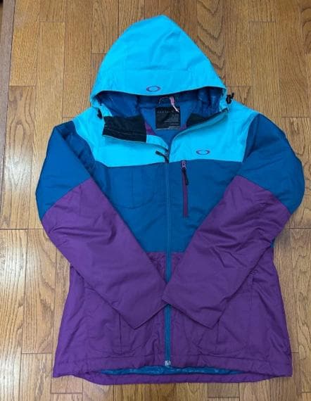 極美品！！ ほぼ新品。　Oakley スノーボードウェア Mサイズ　上下
