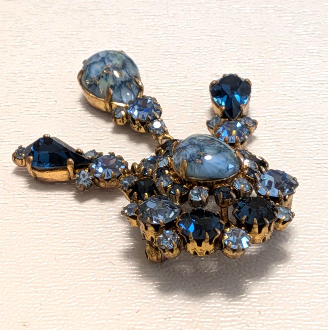 ブルー系 雫型 アートガラス ダングル ブローチ 英国ヴィンテージ