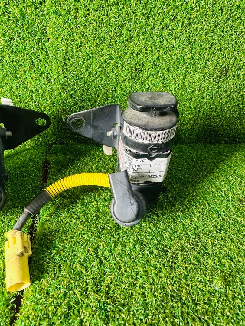 日産　Y51 フーガ 前期　ポップアップエンジンフード　アクチェータ