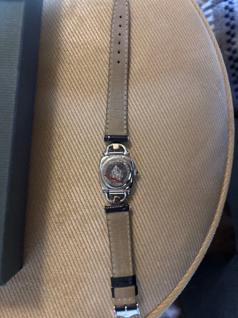 GUCCI 1100L レディース腕時計 デッドストック 箱付【未使用・電池切れ