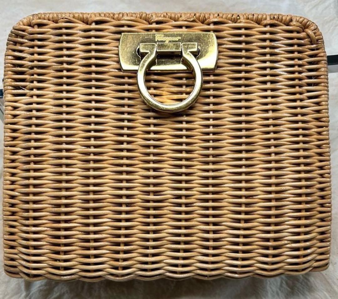 ☆美品　フェラガモ　チェーンかごショルダーバッグ☆夏