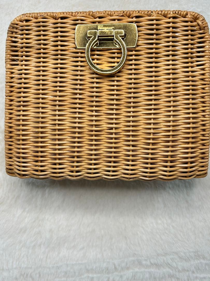 ☆美品　フェラガモ　チェーンかごショルダーバッグ☆夏