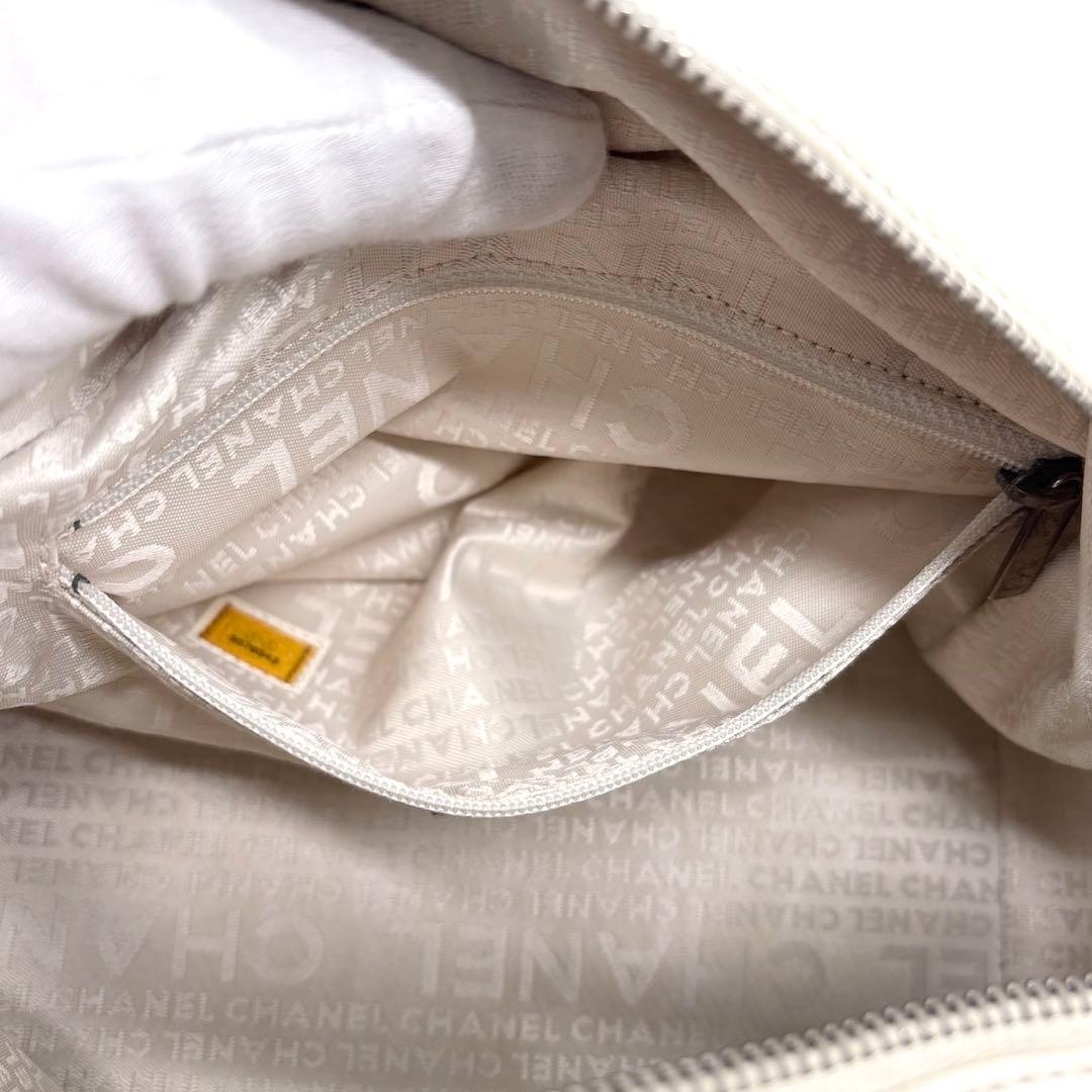 シャネル　キャビアスキン　デカココマーク　パンチング　ハンドバッグ　白　9番台