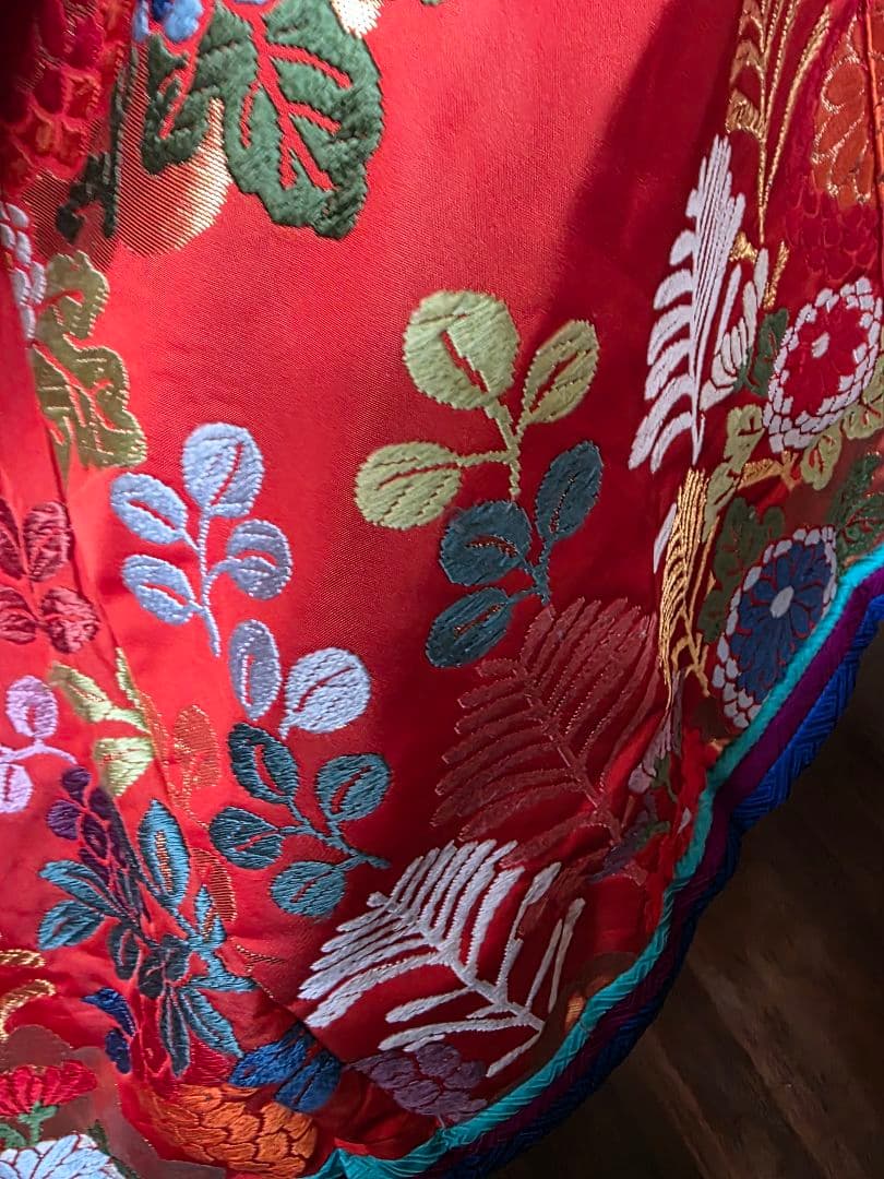 古い打ち掛け　オレンジ色 花柄刺繍 　飾り用