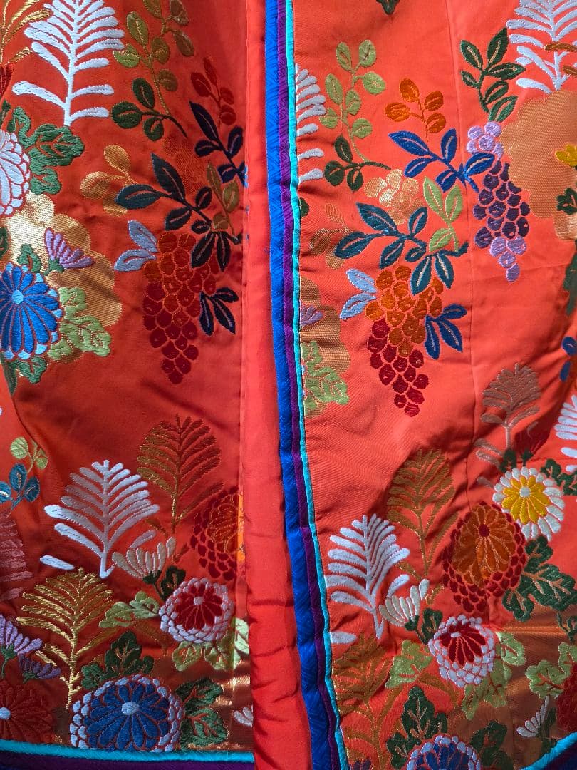 古い打ち掛け　オレンジ色 花柄刺繍 　飾り用
