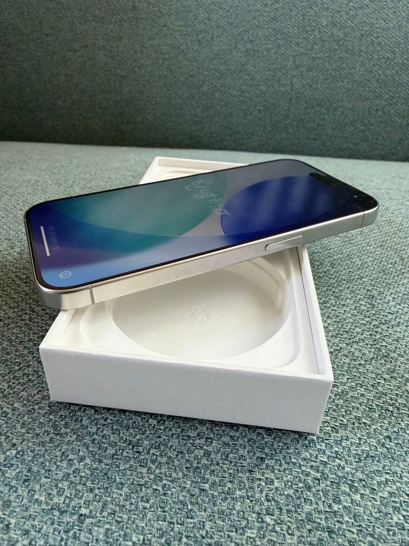 【美品】iPhone 15 pro ホワイトチタニウム　256GB