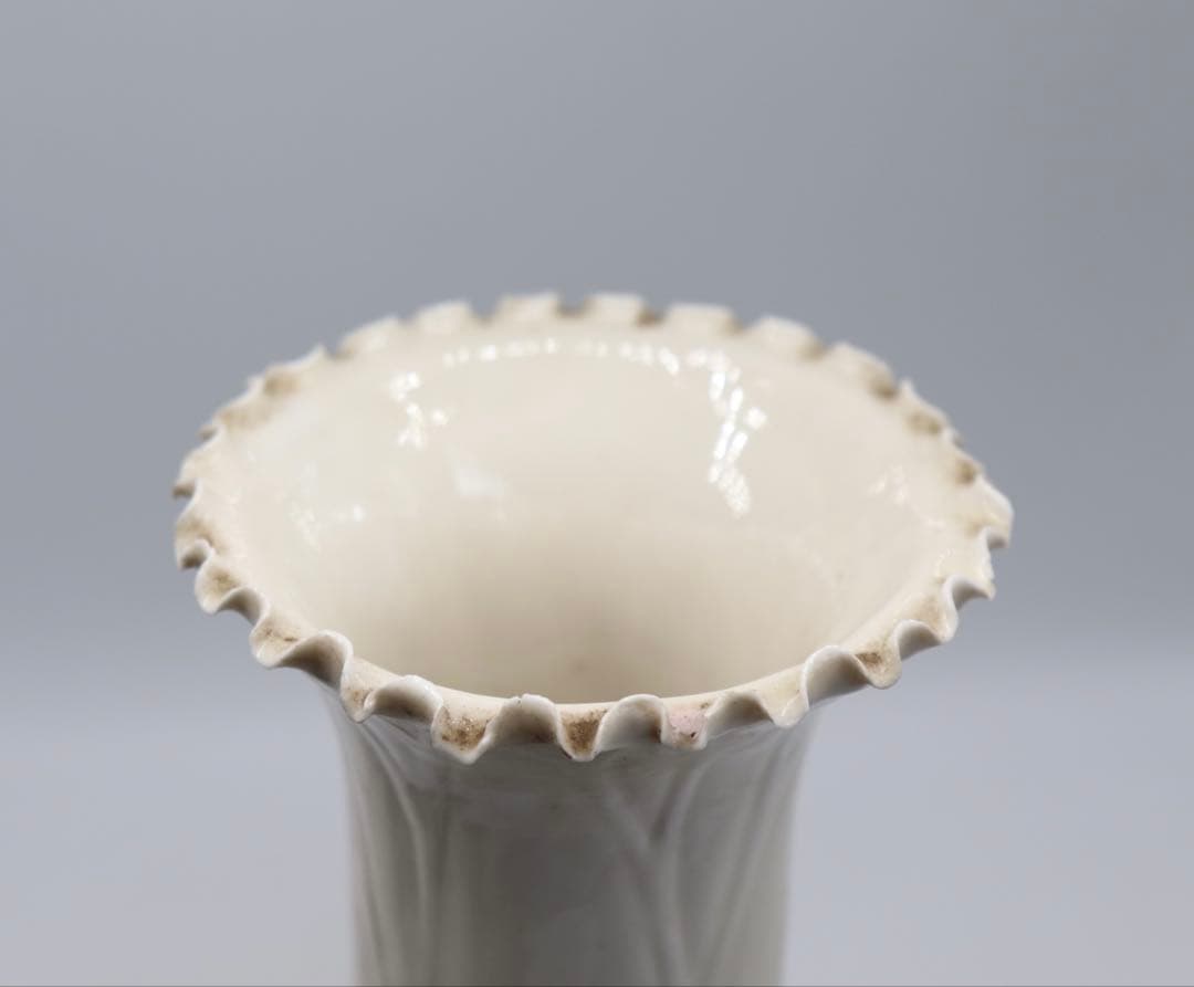 中国　徳化白磁　蓮に鯉彫　瓶　送料込み250622