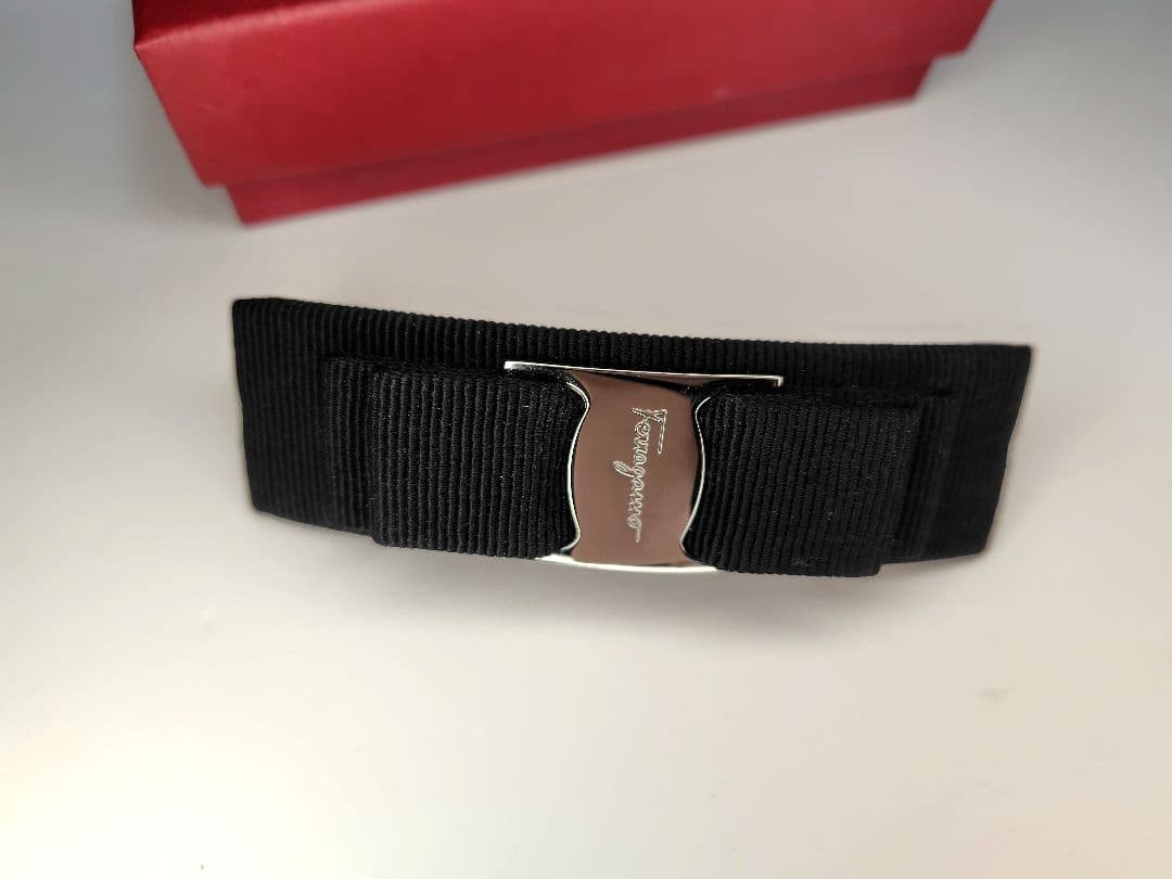 【未使用】フェラガモ♥️ブラックリボンバレッタ　ヴァラ　シルバー