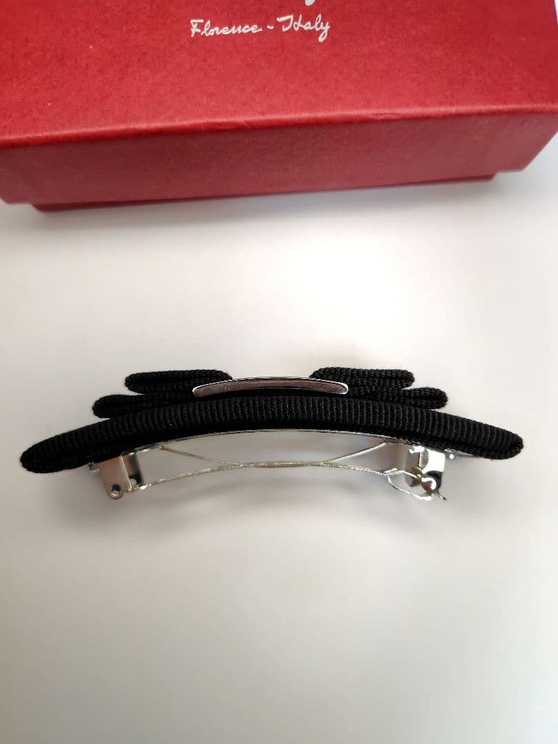 【未使用】フェラガモ♥️ブラックリボンバレッタ　ヴァラ　シルバー