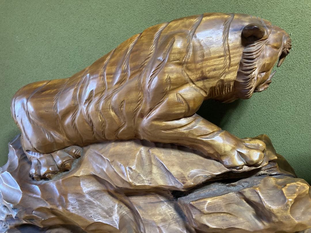 木製彫刻 虎　鷹アンティーク　天然木　置物 縁起物　一枚板