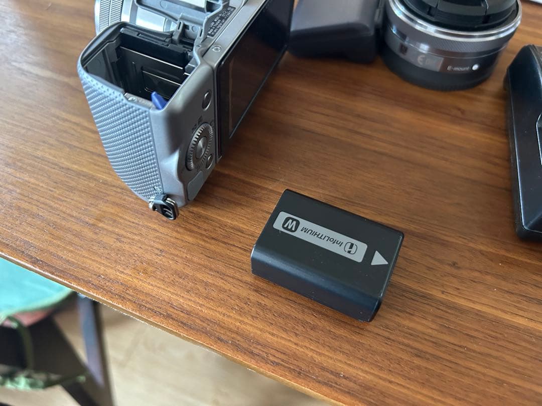 SONY NEX-5R ミラーレスカメラ Eマウント　レンズ他おまけ付き