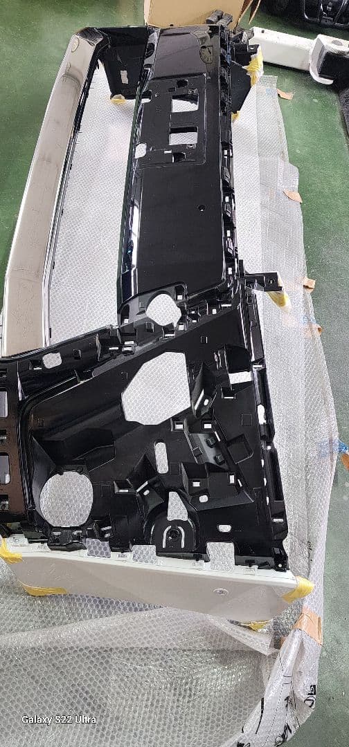 ヴェルファイア30後期純正フロントバンパー　カラー070　パールホワト