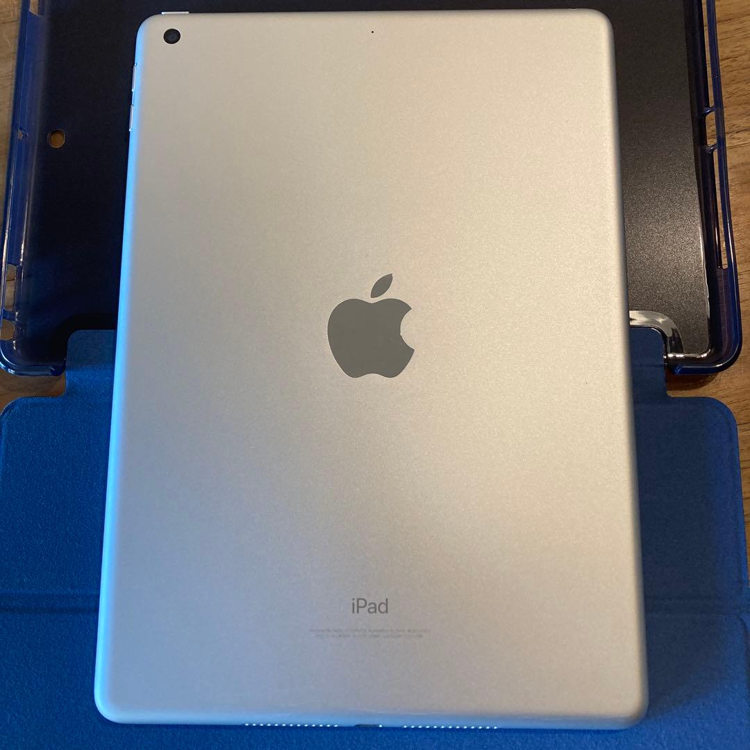 iPad6 32G Wifi シルバー 充電器、カバ-(自動スリープ機能付き)