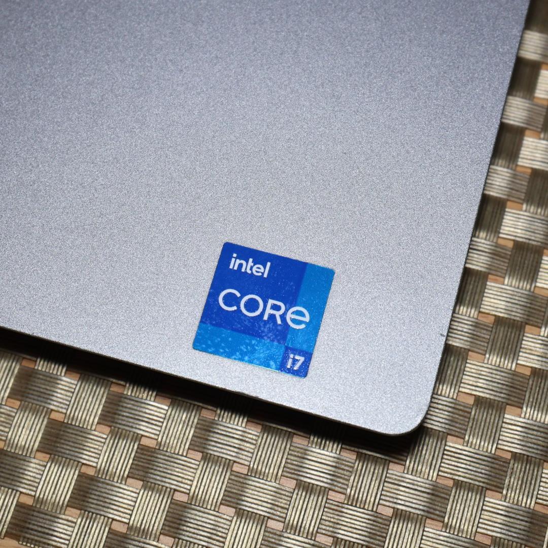 小型＆軽量Win11公式対応11世代Corei7/メ16G/SSD/無線/カメラ