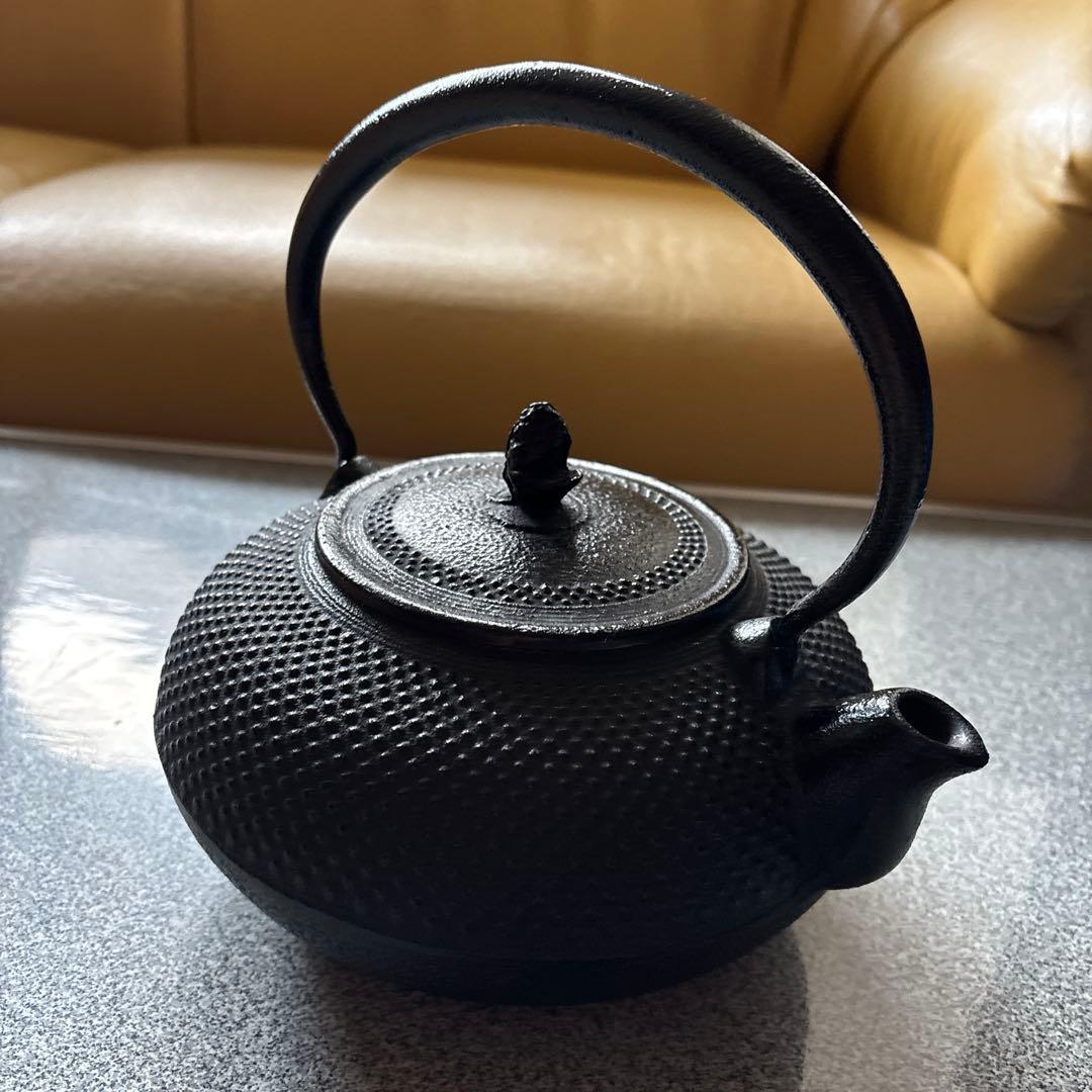 黒い点状模様の大きな鉄瓶、鉄器 18×20×20cm