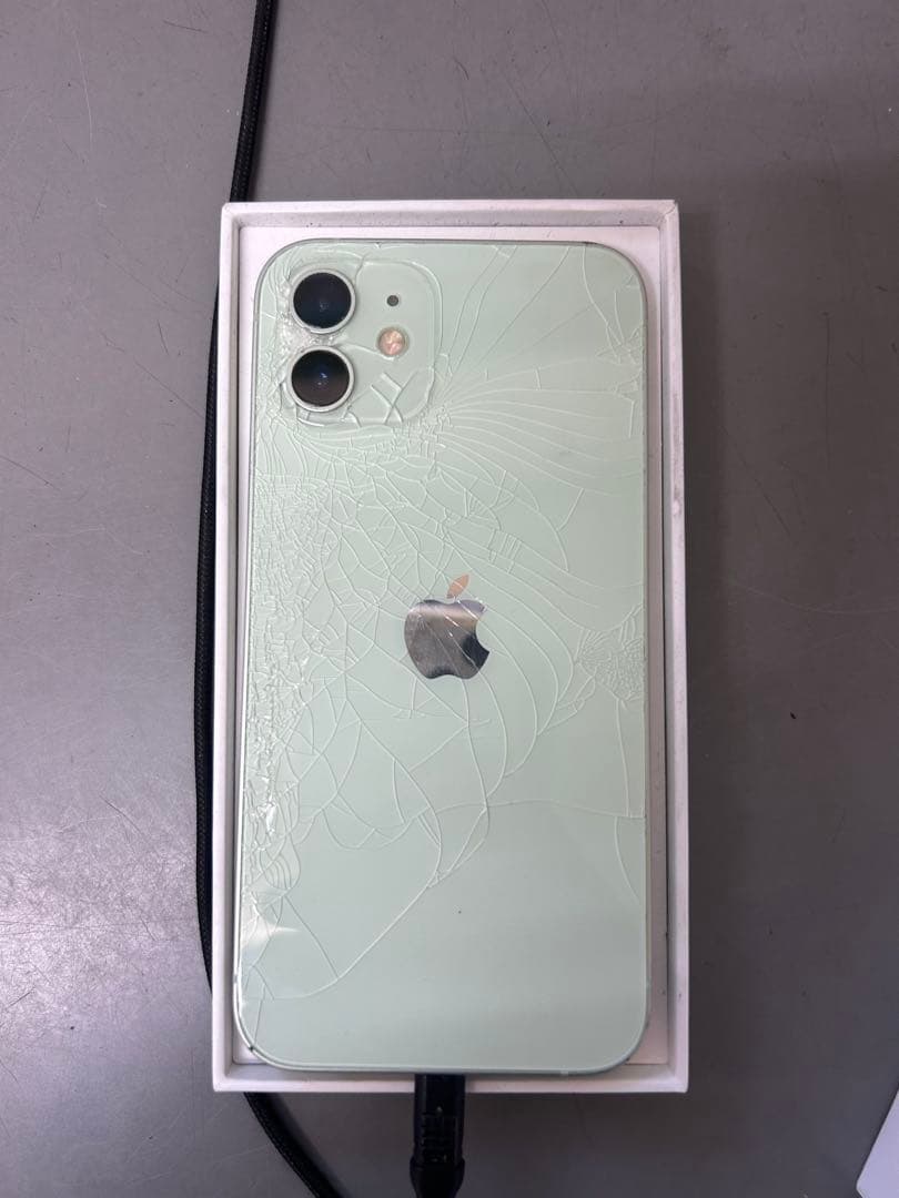 iPhone 12 ミントグリーン 背面ひび割れ