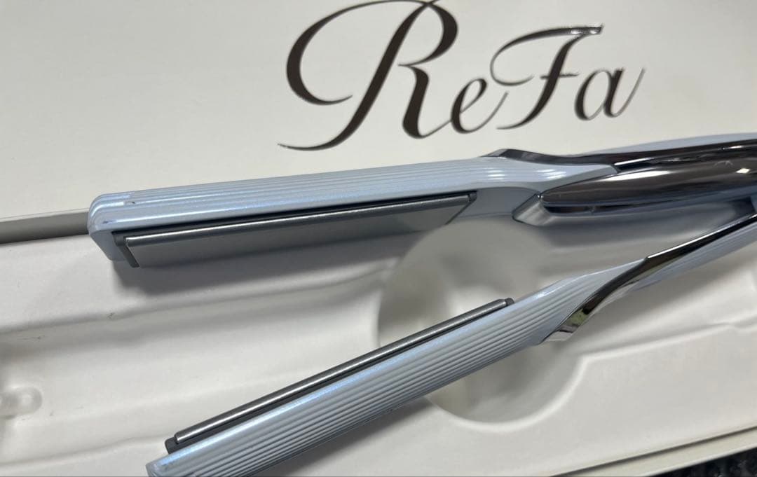 最新モデル　リファ　ストレートアイロン　プロ　ホワイト　美品