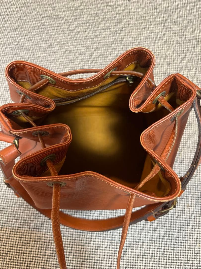 ルイヴィトン ショルダーバッグ エピ ノエ ポシェット付　 巾着型　ブラウン