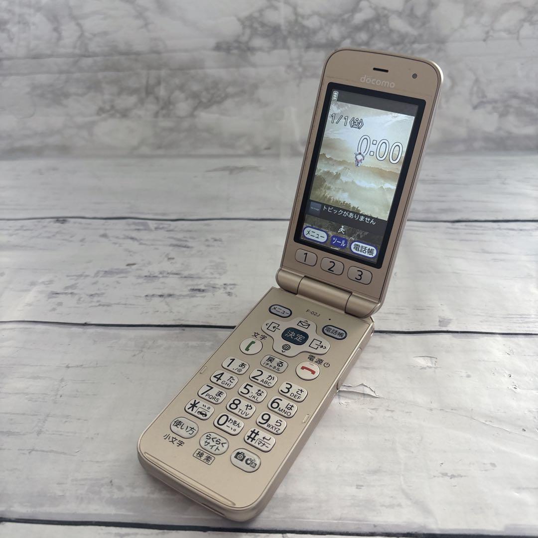 docomo らくらくホンF-02J 折りたたみ式携帯電話 ゴールド