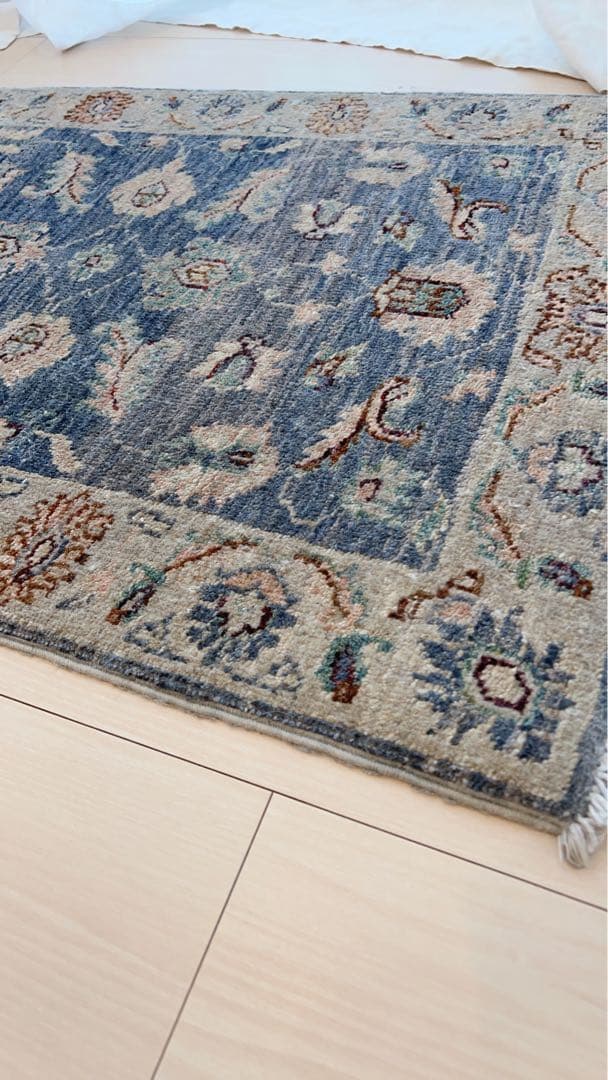 青とベージュの伝統的なラグ