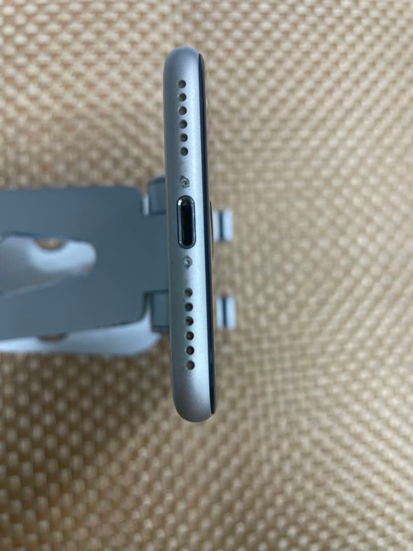 iPhone SE 第3世代 128 GB スターライトSIMフリー【7639】