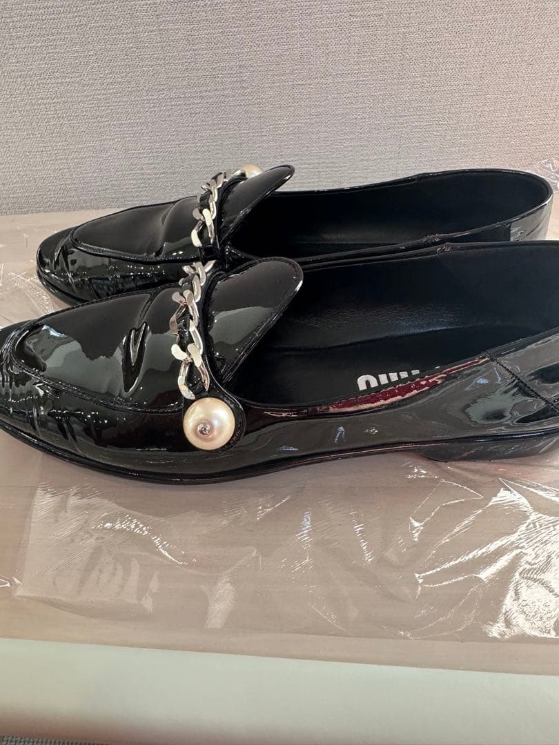 miu miu パール付きローファー