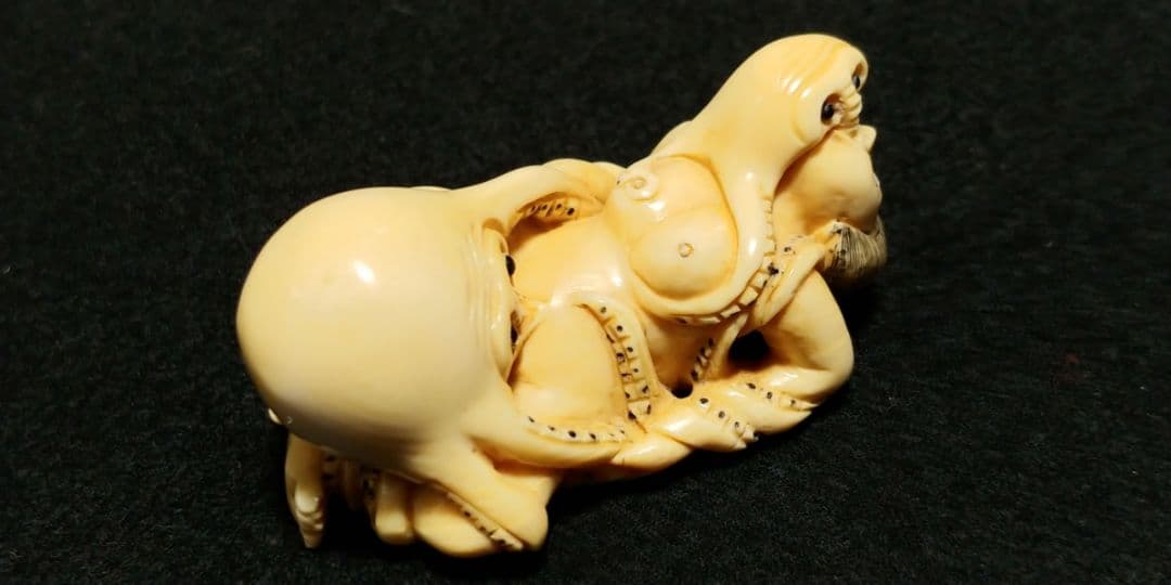 『蛸と海女』マンモス牙の彫刻 浮世絵師　葛飾北斎の「蛸と海女」の構図根付