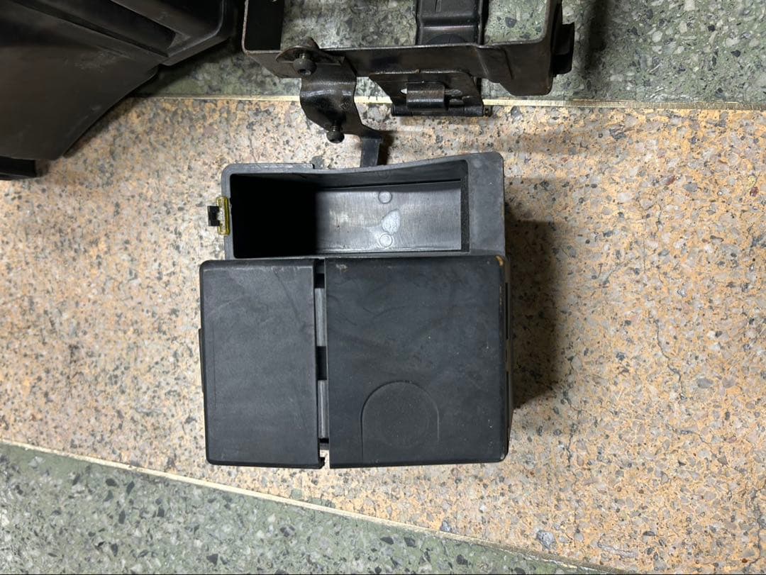 ヤマハ SR400 1JR 純正エアクリーナーBOX バッテリーケース