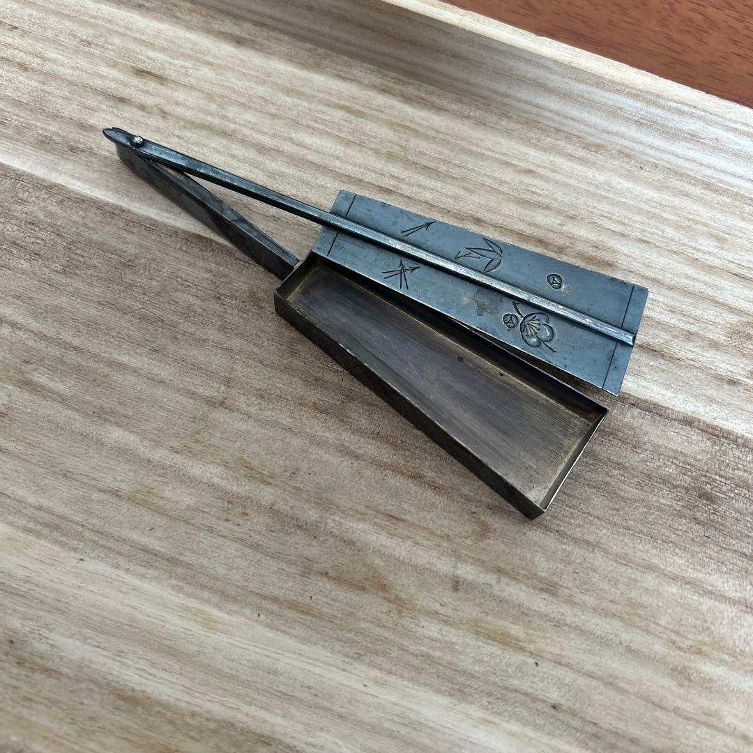 銀製　扇子型　楊枝入れ细工　梅　紅葉32g