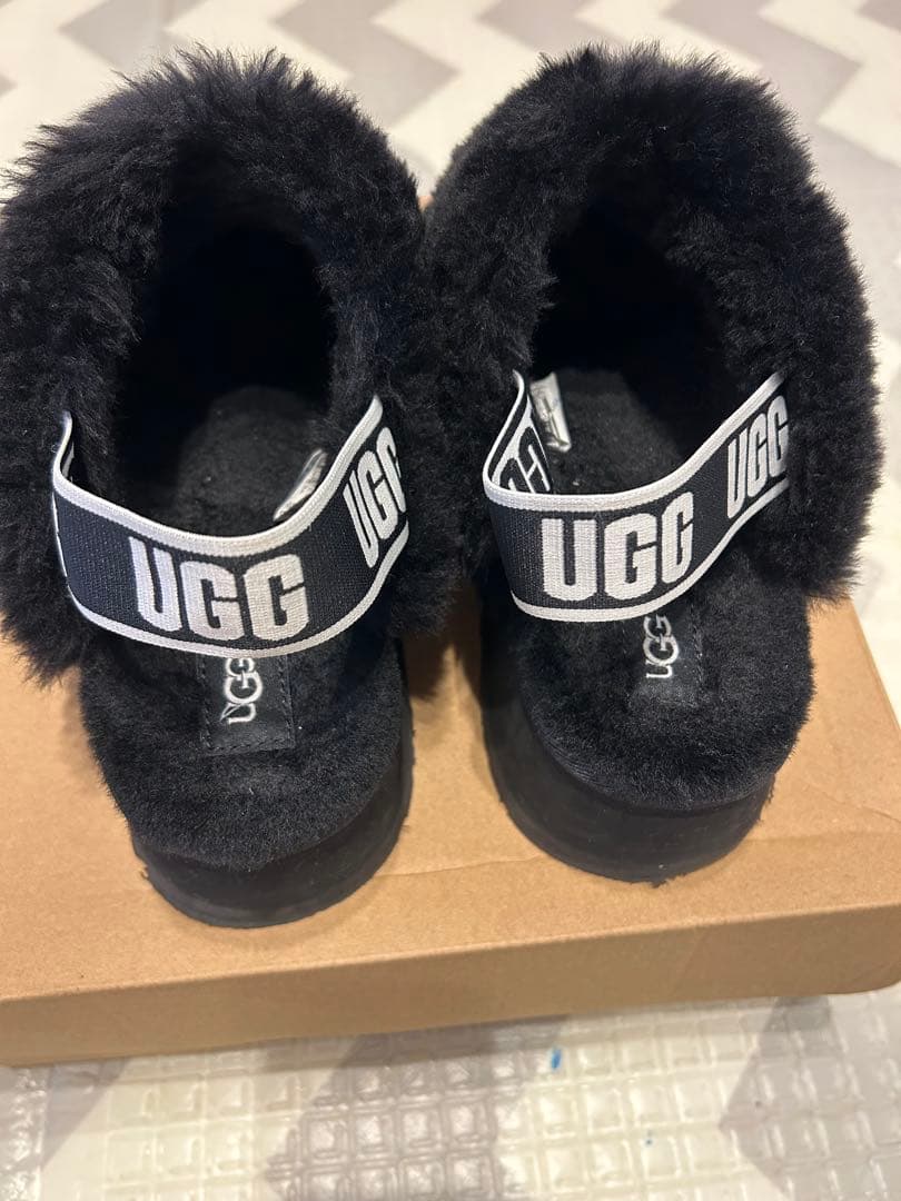 UGGファンケットサンダル　厚底