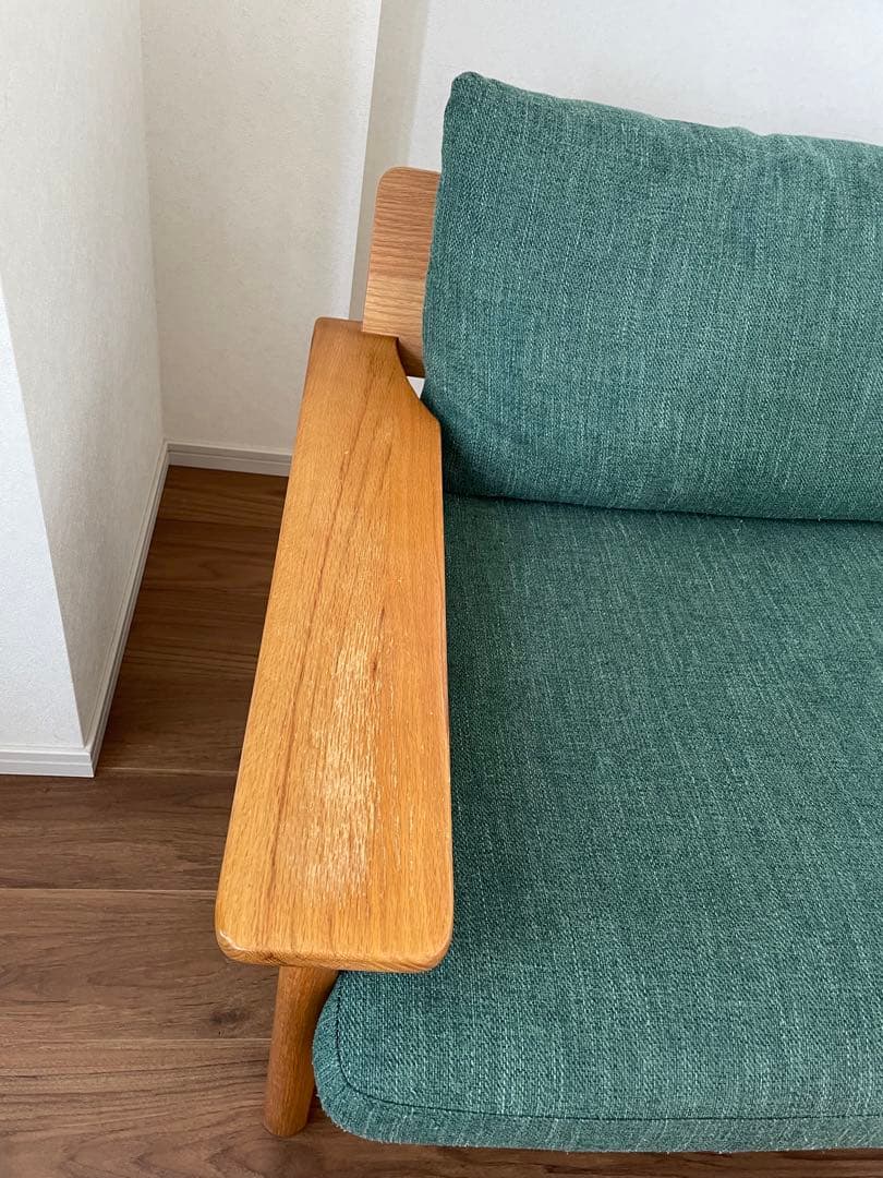 グリーンの2~3人掛けソファ