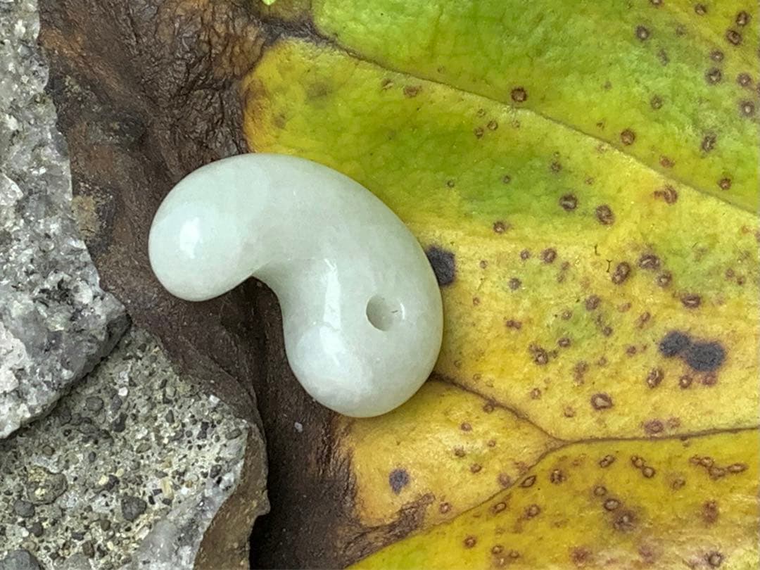 ✳氷はお値段高額勾玉です‼️ アイスジェイド‼️糸魚川翡翠ジェダイト勾玉　鑑定付本物