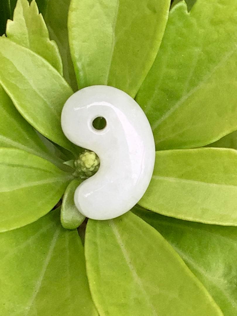 ✳氷はお値段高額勾玉です‼️ アイスジェイド‼️糸魚川翡翠ジェダイト勾玉　鑑定付本物