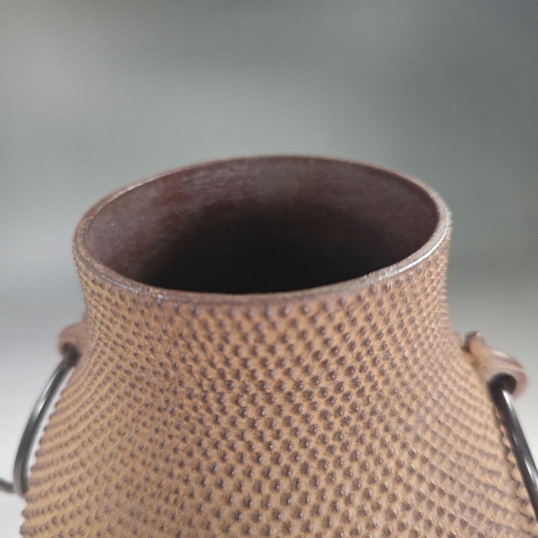 イ929 茶釜『釜師　菊地政光作』『霰文　鶴首　茄子耳　鉄釜　共箱　釜環付』茶道