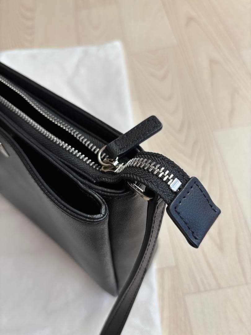 agnès b. ブラックレザーショルダーバッグ　ターンロック　ロゴ金具　美品