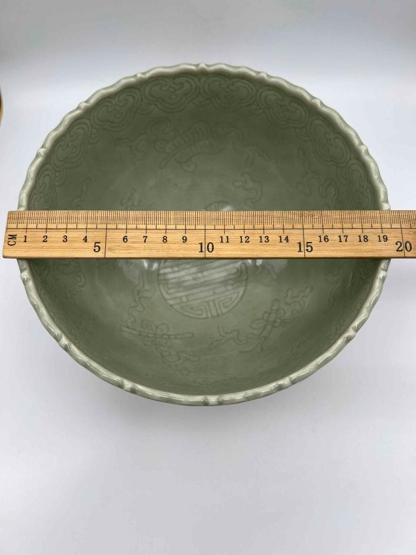 清雍正時代　青磁暗刻花卉輪花大鉢　【旧家蔵出し】 希少貴重 景徳鎮(B-76)