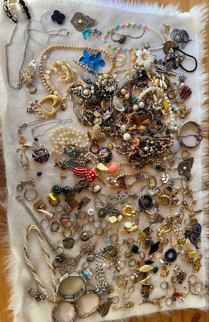 アクセサリー、装飾品まとめ売り。2.2kgお得