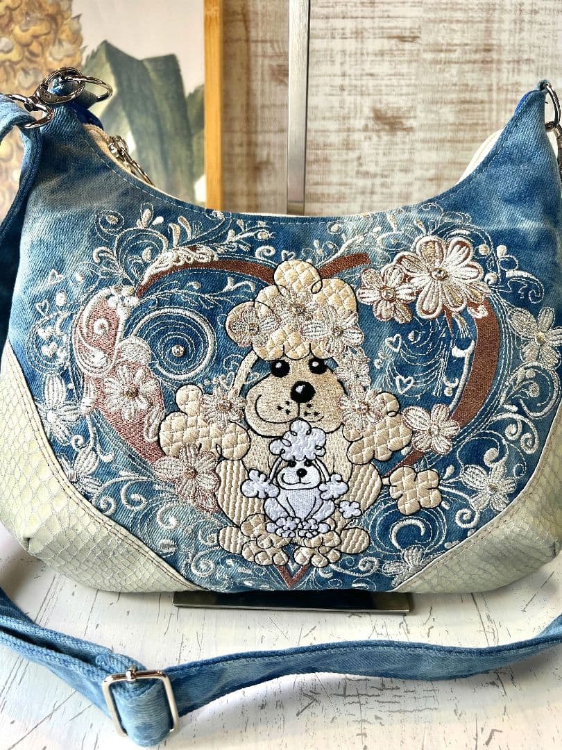 ロラライハリス♡ライトブルーWデニム本革コラボ♡刺繍の三日月ショルダーバッグ♡