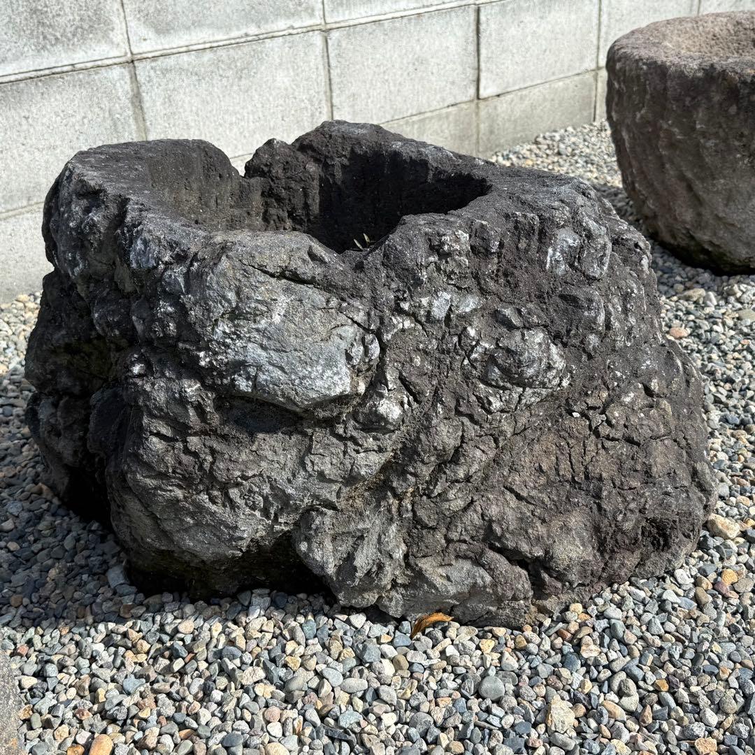 溶岩石の植木鉢、岩鉢。