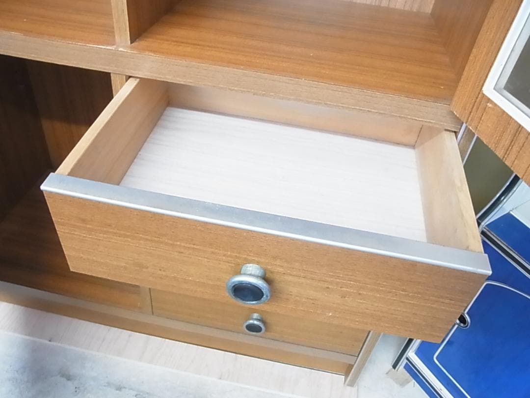 レトロポップ　食器棚　ダブルアーチ窓　木目調　傷や汚れあり