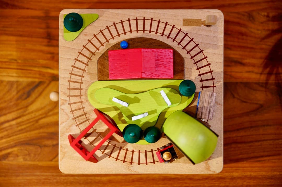 【美品】「木製ジオラマオルゴール」特注アクリルケース付／♬「線路は続くよ」