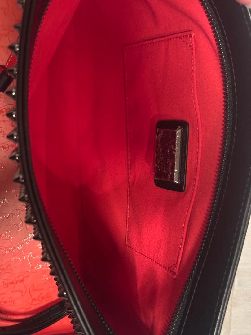 クリスチャンルブタンスタッズ付き黒レザー バッグ