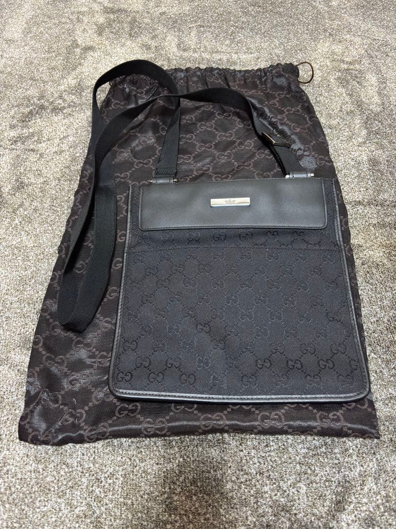 ブラック ショルダーバッグ ロゴ入り 収納袋付き