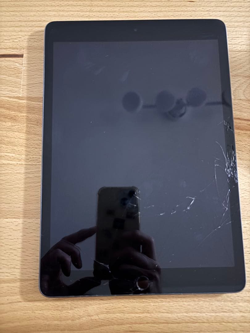 グレー iPad第９世代　本体 画面ひび割れあり