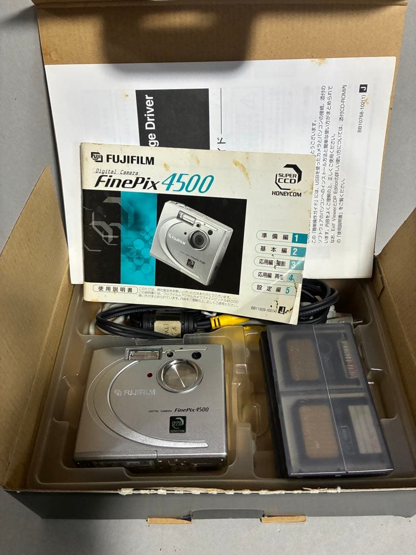 フジフイルムFujifilm FinePix 4500デジタルカメラ　カード6枚